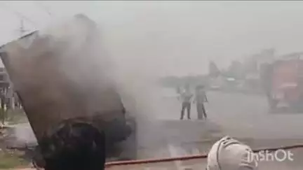 बिंदकी: रामपुर मोड़ तथा शुक्ला नगर के मध्य नारायण होटल के सामने कंटेनर में लगी आग, मच गया हड़कंप