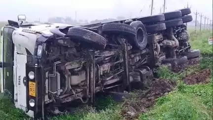 আউশগ্রাম ১: আউশগ্রামের বড়াচৌমাথা এলাকায় ট্রাক্টরের পিছনে ধাক্কা ডাম্পারের, উল্টে গেল পাথরবোঝাই ডাম্পার ও ট্রাক্টর; ঘটনাস্থানে পুলিশ