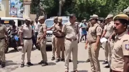 கடலூர்: மூதாட்டியை பாலியல் பலாத் காரம் செய்த குற்றவாளியை பிடிக்கும் போது போலீசாரை வெட்டியதால், சுட்டுப்பிடித்
தோம் கடலூர் GHல் எஸ்.பி ஜெயக்குமார் பேட்டி
