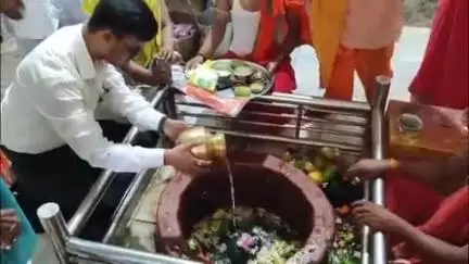 पंडौल: सदर एसडीएम चंदन झा ने भवानीपुर स्थित उग्रनाथ महादेव मंदिर में की पूजा-अर्चना