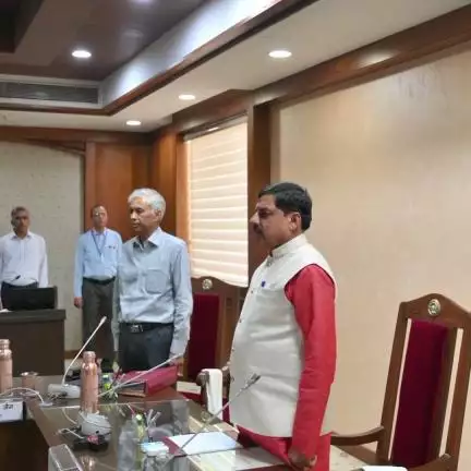 मंत्रालय में कैबिनेट की बैठक राष्ट्रीय गीत 'वंदे मातरम्' गायन के साथ प्रारंभ हुई