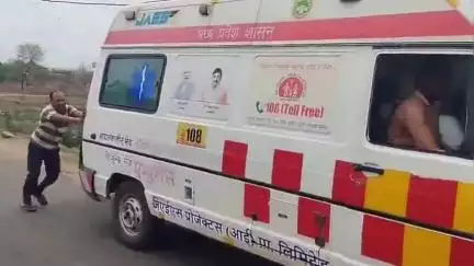 कटंगी: संजीवनी 108 के बुरे हाल: कटंगी में बंद, तो तिरोड़ी में धक्का मार कर चल रही