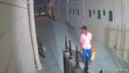 लखीमपुर: सौजन्य चौक स्थित अकेजन मैरिज लॉन से गार्ड की साइकिल चोरी, CCTV में कैद हुई वारदात, वीडियो हो रहा वायरल