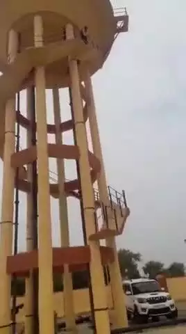 हिण्डौन: गांव पीपलहेड़ा में दबंगों ने रास्ते पर किया अतिक्रमण, परेशान युवक चढ़ा पानी की टंकी पर