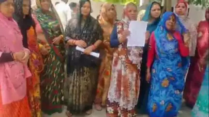 ललितपुर: नेहरू नगर निवासी महिलाओं का आरोप, नाली के पानी की निकासी की उचित व्यवस्था न होने से सड़क हुई कीचड़ में तब्दील#Jansamasya
