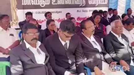சோளிங்கர்: சோளிங்கரில் வழக்கறிஞர்கள் நீதிமன்றத்தை புறக்கணித்து உண்ணாவிரத போராட்டத்தில் ஈடுபட்டு வருகின்றனர்