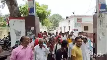 बिजनौर: गांव रेहड़वा में हुई मारपीट के मामले में आरोपियों की गिरफ्तारी की मांग को लेकर दर्जनों लोग पहुंचे एसपी ऑफिस