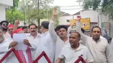मुरादाबाद: कलेक्ट्रेट पहुंचकर सपा ने अघोषित बिजली कटौती के खिलाफ किया प्रदर्शन