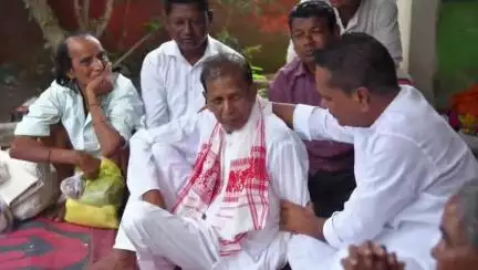 ঢেকিয়াজুলি ভাগ: প্ৰাক্তন বিধায়ক ভীমানন্দ তাঁতীৰ পত্নীৰ মৃত্যুৰ খবৰ পাই আজি তেখেতৰ ঢেকীয়াজুলিৰ বাসগৃহত উপস্থিত মন্ত্ৰী অশোক সিংহল