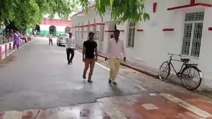 लखीमपुर: महाराष्ट्र में मजदूरी कर लौटे 19 मजदूरों को नहीं मिली मजदूरी, कलेक्ट्रेट स्थित सहायक श्रम आयुक्त कार्यालय में लगाई गुहार