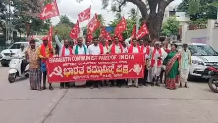 ಚಿತ್ರದುರ್ಗ: ಮೊಳಕಾಲ್ಕೂರು ತಾಲ್ಲೂಕಿನ ಅರಣ್ಯ ಮತ್ತು ಕಂದಾಯ ಜಮೀನಿನ ಗಡಿ ಗುರುತು ಮಾಡುವಂತೆ ಒತ್ತಾಯಿಸಿ ನಗರದಲ್ಲಿ ಜಿಲ್ಲಾಧಿಕಾರಿಗೆ ಮನವಿ