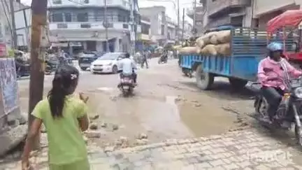 हाथरस: सदर के चामड़ गेट के लोगों का फूटा गुस्सा, गंदगी और टूटी सड़कों के चलते जगह-जगह लगाए पोस्टर