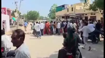 जोधपुर: झालामंड इलाके में पेयजल सप्लाई सुचारु करने की मांग को लेकर महिलाएं धरने पर बैठी, किया प्रदर्शन