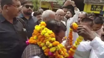 लहरपुर: ग्राम लालपुर बाजार में मंगलवार को संविधान सम्मान व जनहित हुंकार यात्रा के पहुंचने पर भव्य स्वागत किया गया