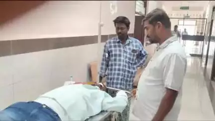 ముడుపులవేముల వద్ద జాతీయ రహదారిపై రెండు వాహనాలు ఎదురెదురుగా ఢీకొని నలుగురికి  తీవ్ర గాయాలు
