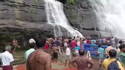 தென்காசி: இரண்டு நாட்களுக்குப் பிறகு மெயின் அருவியில் குளிக்க அனுமதி சுற்றுலா பயணிகள் மகிழ்ச்சி