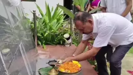 তেজপুৰ: ৰূপকোঁৱৰ জ্যোতিপ্ৰসাদ আগৰৱালাদেৱৰ জন্মবাৰ্ষিকি উপলক্ষে তেজপুৰত শ্ৰদ্ধাঞ্জলি জ্ঞাপন কৰে বিধায়ক পৃথ্বিৰাজ ৰাভায়
