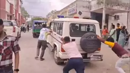 गया टाउन सीडी ब्लॉक: गया: ANMMCH में मगध मेडिकल थाने का पुलिस वाहन खराब, पुलिसकर्मियों को धक्का लगाना पड़ा, वीडियो वायरल
