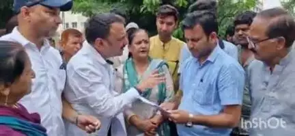 हल्द्वानी: हल्द्वानी में प्रशासन के नोटिस से प्रभावितों ने राज्य आंदोलनकारी ललित जोशी के नेतृत्व में एसडीएम राहुल शाह से की मुलाकात