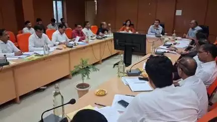 चूरू: जिला परिषद सभागार में जिला कलक्टर ने राजस्व अधिकारियों की बैठक ली, दिए निर्देश