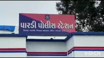 પારડી: શહેરની પોલીસે બુટલેગરનો ફિલ્મી સ્ટાઈલમાં પીછો કર્યો: વિદેશી દારૂ ભરેલી કાર ઝડપાઈ