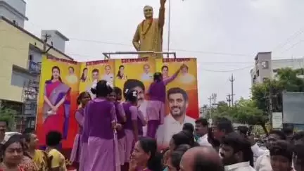 తల్లికి వందనం పథకంలో నగదు జమ కావడంతో సీఎం చిత్రపటానికి పాలాభిషేకం చేసిన తుని బాలిక ఉన్నత పాఠశాల విద్యార్థులు