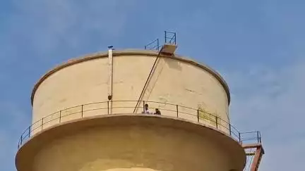 नोखा: बागड़ी अस्पताल के नर्सिंग कर्मचारियों के खिलाफ मुकदमा दर्ज करने की मांग को लेकर 2 युवक पानी की टंकी पर चढ़े