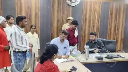 बडोनी: न्यू कलेक्ट्रेट कार्यालय में जनसुनवाई का हो रहा आयोजन, प्रभारी कलेक्टर व अपर कलेक्टर कर रहे आवेदनों पर सुनवाई