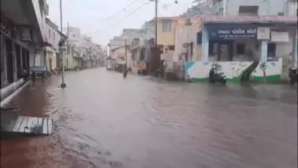 ખંભાત: ખંભાત સહિત સમગ્ર પંથકમાં ધોધમાર વરસાદ વરસ્યો, જાહેર માર્ગો પર નદીઓ વહેતી હોઇ તેવા દ્રશ્યો સર્જાયા