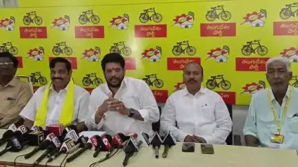వైసీపీ నాయకులు అసత్య ప్రచారాలు మానుకోవాలి: నగరంలో తెదేపా జిల్లా అధ్యక్షుడు జ్యోతుల నవీన్