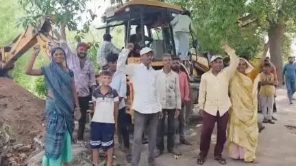 નસવાડી: ખોડિયા ગામે ખેડૂતોની મંજૂરી વગર ખેડૂતોની જમીનમાં પાઈપલાઈન નાખતા ખેડૂતોએ સુત્રોચાર કર્યા,આપી માહિતી. #JANSAMASYA