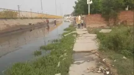 इटावा: आईटीआई चौराहे के पास भगवान अड्डा मोहल्ले में सर्विस रोड पर जलभराव की समस्या से स्थानीय लोग और राहगीर परेशान #jansamasya
