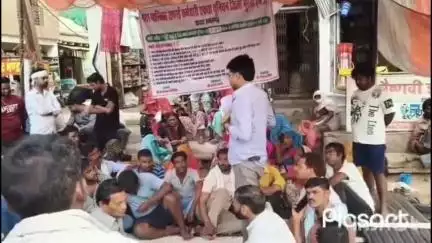 सबलगढ़: सफाई कर्मियों की हड़ताल के बीच पहुंचा नगर पालिका का प्रतिनिधि मंडल, की चर्चा