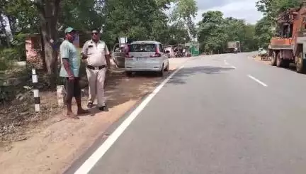 कांकेर: देवरी चौक में जगदलपुर RTO उड़नदस्ता के प्रभारी सवालों से बौखलाए, जवाब देने के बजाय मौके से भाग खड़े हुए, वीडियो वायरल