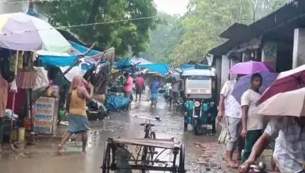 ভাতার: সকাল থেকে টানা বৃষ্টির জেরে ভাতার কৃষক বাজার জলমগ্ন সমস্যায় ব্যবসায়ীরা