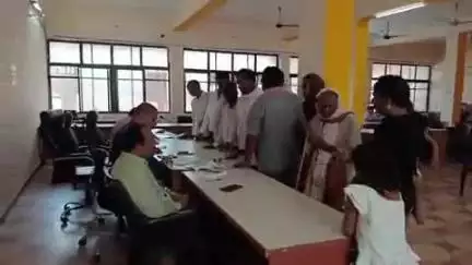 टीकमगढ़: कलेक्टर कार्यालय में जनसुनवाई का हुआ आयोजन, डिप्टी कलेक्टर ने सुनीं समस्याएँ