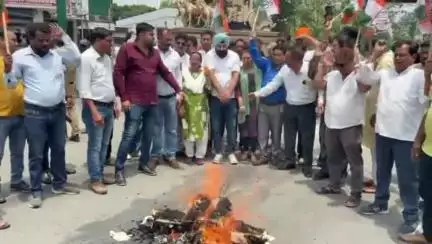 देहरादून: काग्रेसियों ने किशन नगर चौक पर भाजपा प्रदेश प्रभारी दुष्यंत कुमार गौतम का पुतला फूंका