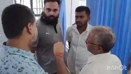 भभुआ: सदर के इमरजेंसी वार्ड में सीएस डीपीएम एवं डैम ने भर्ती मरीजों से मिलकर जाना हाल-चाल