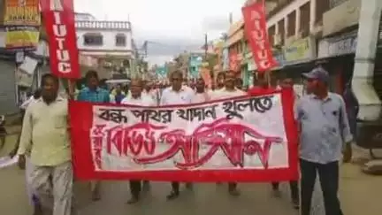 মুরারই ১: পাথর খাদান খোলার দাবিতে মুরারইয়ের BDO কে স্মারকলিপি প্রদান AIUTUC - এর পক্ষ থেকে