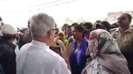 चौक के मुस्लिम बस्ती में दुकान और मकान पर बुलडोजर कार्रवाई का मामला, अयोध्या विधायक वेद प्रकाश गुप्ता मिले पीड़ितों से