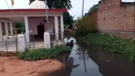 शाहजहांपुर: बसखेड़ा बुजुर्ग गांव में तालाब भरने के बाद गांव की गलियों में हुआ जलभराव, ग्रामीणों ने दिया ज्ञापन
#jansamasya