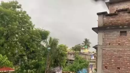 রামপুরহাট ২: সকাল থেকেই মেঘলা আবহাওয়া, দফায় দফায় বৃষ্টিপাত রামপুরহাট ২ ব্লকের বিভিন্ন এলাকায়