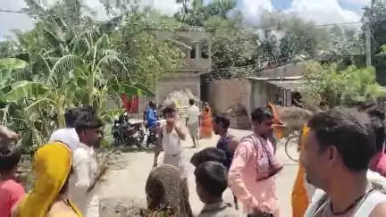 विक्रमपुर समस्तीपुर वॉर्ड नंबर 10 में नल जल नहीं मिलने के कारण nh 322 3 घंटा जाम पानी के लिए ग्रामिंग ट्रस रहे है 💯😎😭