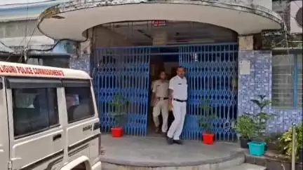 মাটিগাড়া: ক্রেতা সেজে জাল আধারকার্ড চক্রের পর্দাফাঁস! মূলত,বাংলাদেশীদের জন্য তৈরি করা হত ভারতীয় নথী;ইস্ট্রার্ন বাইপাস থেকে ধৃত ৭