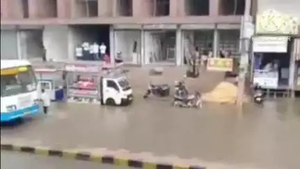 सीकर: जिला मुख्यालय पर हुई बरसात के बाद बस डिपो तिराहे पर हुआ जल भराव
