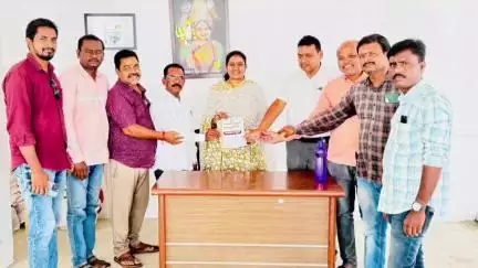 జగిత్యాల: జగిత్యాలలో  టీడబ్ల్యూజేఎఫ్ 18తేదిన జరిగే మహాసభల కు హాజరుకావాలని మాజీ జెడ్పి చైర్ పర్సన్ దావ వసంత కు ఆహ్వానంనిచిన నాయకులు
