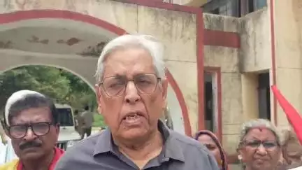 मऊ: गाज़ा में फिलिस्तीनी जनता के खिलाफ इजरायल के जनसंहारी युद्ध के विरोध में कलेक्ट्रेट में वामपंथियों ने किया प्रदर्शन