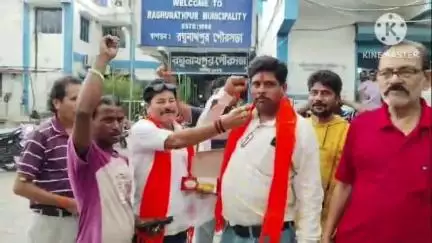 রঘুনাথপুর ১: হাইকোর্টের রায়ে রঘুনাথপুর পুরসভায় প্রশাসক নিয়োগ বাতিলে মামলাকারী বিজেপি কাউন্সিলার নৈতিক জয় বলে মিষ্টিমুখ করালেন