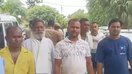 शाहजहांपुर: शाहबाजनगर के कश्यप मोहल्ले के लोगों ने विद्युत लाइन को दुरुस्त करने की मांग को लेकर नायब तहसीलदार को ज्ञापन दिया