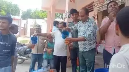 नौबस्ता क्षेत्र ग्राम मछरिया के युवकों ने भीषण गर्मी के चलते राहगीरों को शरबत पिलाने का कार्यक्रम आयोजित किया